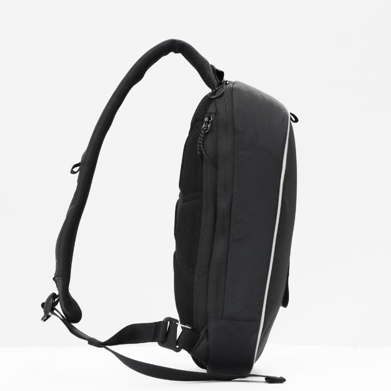 ナイキ NIKE ボディバッグ コミュート COMMUTE スリングバッグ メンズ レディース ワンショルダー ショルダーバッグ ミニバッグ 縦型 8L リフレクター 軽量 ロゴ 2026年秋 新作 ブラック IQ1285-010 | ブランド [正規取扱店]