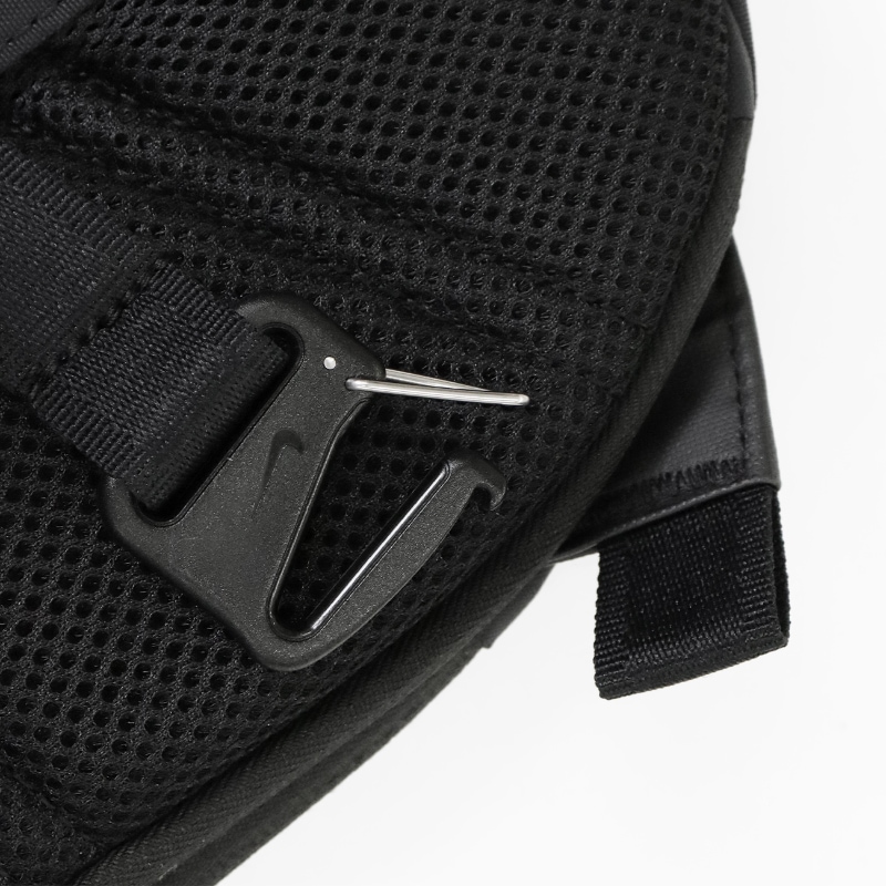 ナイキ NIKE ボディバッグ コミュート COMMUTE スリングバッグ メンズ レディース ワンショルダー ショルダーバッグ ミニバッグ 縦型 8L リフレクター 軽量 ロゴ 2026年秋 新作 ブラック IQ1285-010 | ブランド [正規取扱店]