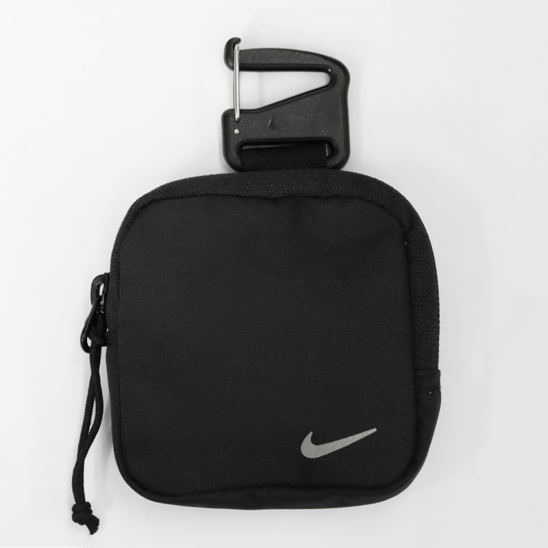 ナイキ NIKE ボディバッグ コミュート COMMUTE スリングバッグ メンズ レディース ワンショルダー ショルダーバッグ ミニバッグ 縦型 8L リフレクター 軽量 ロゴ 2026年秋 新作 ブラック IQ1285-010 | ブランド [正規取扱店]