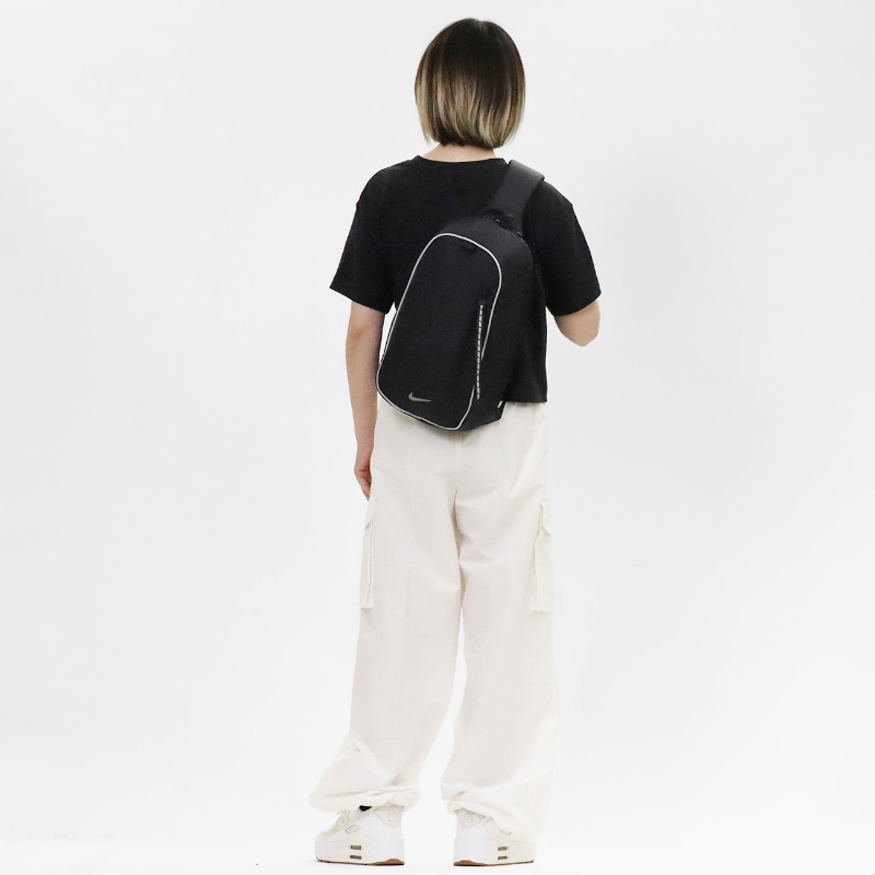 ナイキ NIKE ボディバッグ コミュート COMMUTE スリングバッグ メンズ レディース ワンショルダー ショルダーバッグ ミニバッグ 縦型 8L リフレクター 軽量 ロゴ 2026年秋 新作 ブラック IQ1285-010 | ブランド [正規取扱店]