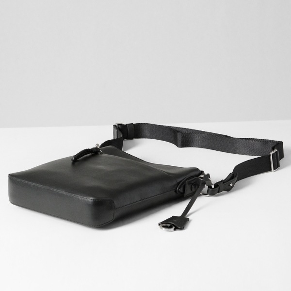 ピーアイディー PID ショルダーバッグ Ecrire エクリール 撥水 レザー 縦型バッグ 本革 メンズ レディース P.I.D 各色 PAZ103 | ブランド [正規取扱店]