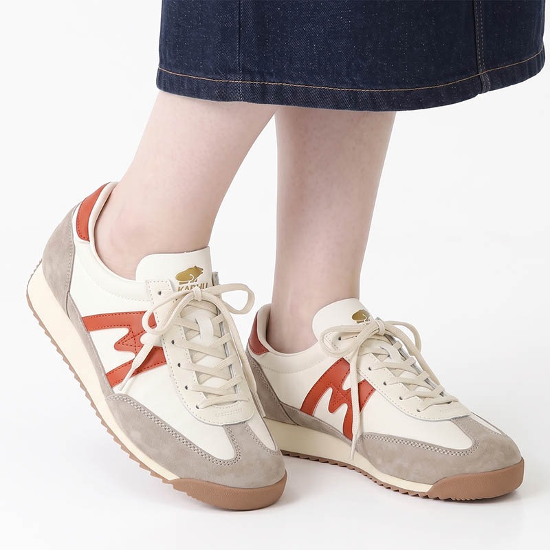カルフ KARHU スニーカー メンズ レディース メスタリ MESTARI 76 靴 スエード エアクッション カジュアル スポーティー 軽量 ロゴ 2026年秋冬 新作 シルバーライニング KH805103 Silver Lining/Rooibos Tea | ブランド [正規取扱店]