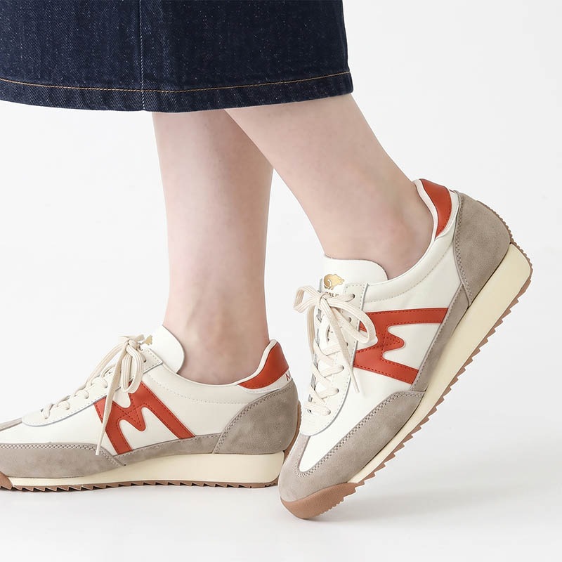 カルフ KARHU スニーカー メンズ レディース メスタリ MESTARI 76 靴 スエード エアクッション カジュアル スポーティー 軽量 ロゴ 2026年秋冬 新作 シルバーライニング KH805103 Silver Lining/Rooibos Tea | ブランド [正規取扱店]