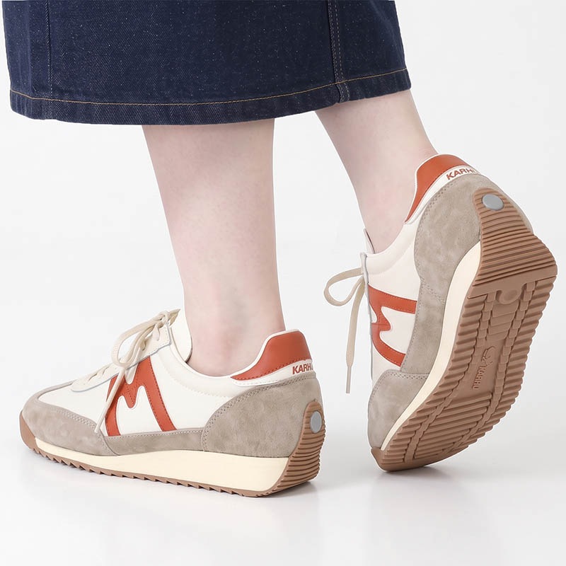 カルフ KARHU スニーカー メンズ レディース メスタリ MESTARI 76 靴 スエード エアクッション カジュアル スポーティー 軽量 ロゴ 2026年秋冬 新作 シルバーライニング KH805103 Silver Lining/Rooibos Tea | ブランド [正規取扱店]