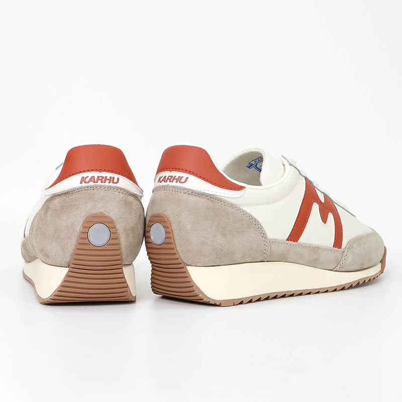 カルフ KARHU スニーカー メンズ レディース メスタリ MESTARI 76 靴 スエード エアクッション カジュアル スポーティー 軽量 ロゴ 2026年秋冬 新作 シルバーライニング KH805103 Silver Lining/Rooibos Tea | ブランド [正規取扱店]