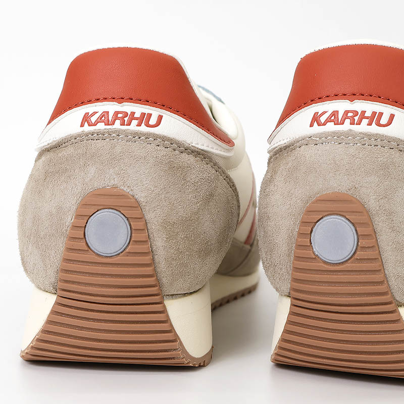 カルフ KARHU スニーカー メンズ レディース メスタリ MESTARI 76 靴 スエード エアクッション カジュアル スポーティー 軽量 ロゴ 2026年秋冬 新作 シルバーライニング KH805103 Silver Lining/Rooibos Tea | ブランド [正規取扱店]