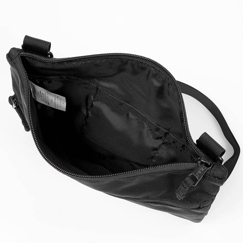 ケルティ KELTY ショルダーバッグ アーバン フラット ポーチ URBAN FLAT POUCH SM サコッシュ ミニバッグ メンズ レディース 斜め掛け アウトドア 軽量 ロゴ 2026年秋冬 新作 32592419 | ブランド [正規取扱店]