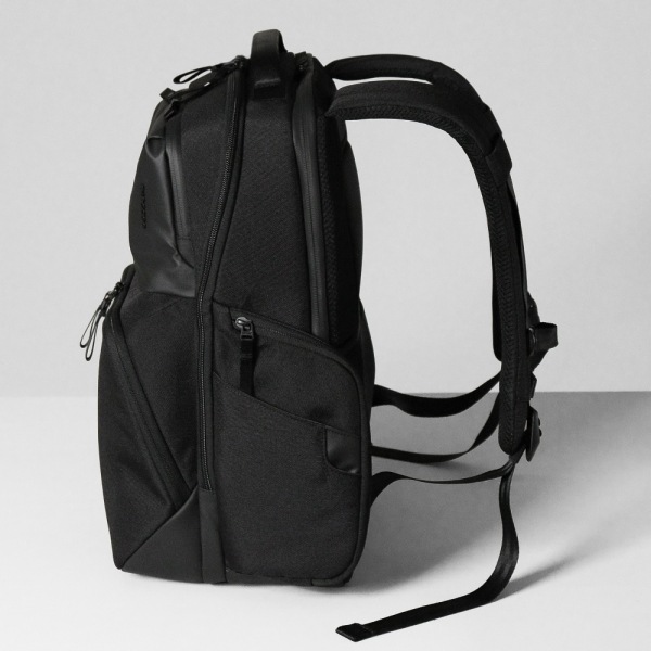 Incase A.R.C Commuter Pack 23L ブラック エーアールシーコミューター(A.R.C. Commuter Pack)-黒(ブラック