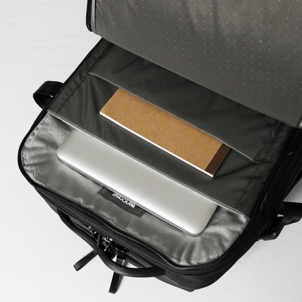 インケース Incase バックパック A.R.C Travel Pack エーアルーシー トラベルパック リュックサック メンズ 27L ブラック INCO100682-BLK / 137213053001 | ブランド [正規取扱店]