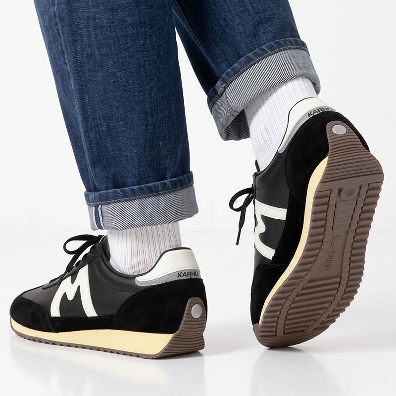 カルフ KARHU スニーカー メンズ レディース メスタリ MESTARI 76 靴 スエード エアクッション カジュアル スポーティー 軽量 ロゴ 2026年秋冬 新作 ジェットブラック KH805107 Jet Black/Blanc de Blanc | ブランド [正規取扱店]