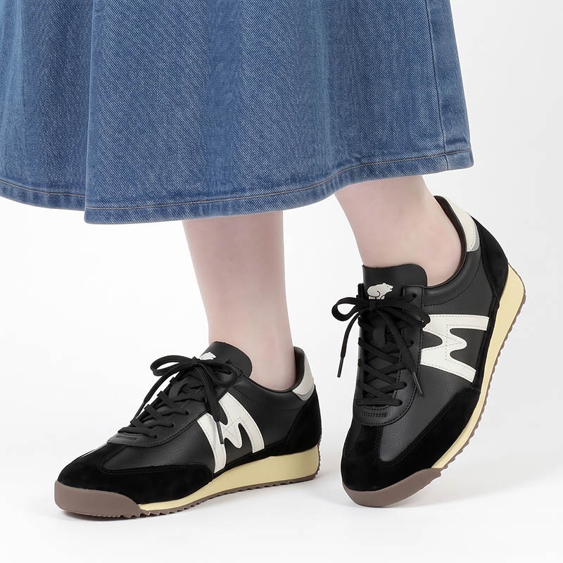 カルフ KARHU スニーカー メンズ レディース メスタリ MESTARI 76 靴 スエード エアクッション カジュアル スポーティー 軽量 ロゴ 2026年秋冬 新作 ジェットブラック KH805107 Jet Black/Blanc de Blanc | ブランド [正規取扱店]