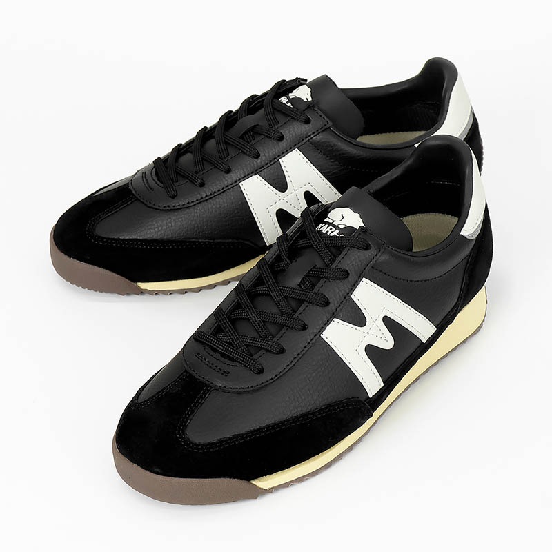 カルフ KARHU スニーカー メンズ レディース メスタリ MESTARI 76 靴 スエード エアクッション カジュアル スポーティー 軽量 ロゴ 2026年秋冬 新作 ジェットブラック KH805107 Jet Black/Blanc de Blanc | ブランド [正規取扱店]
