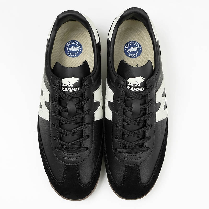 カルフ KARHU スニーカー メンズ レディース メスタリ MESTARI 76 靴 スエード エアクッション カジュアル スポーティー 軽量 ロゴ 2026年秋冬 新作 ジェットブラック KH805107 Jet Black/Blanc de Blanc | ブランド [正規取扱店]