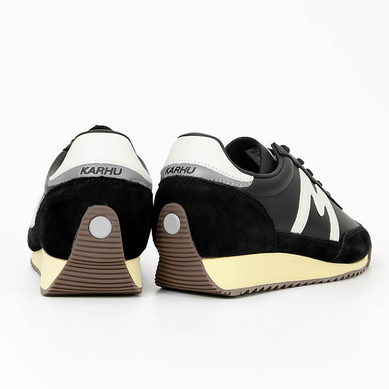 カルフ KARHU スニーカー メンズ レディース メスタリ MESTARI 76 靴 スエード エアクッション カジュアル スポーティー 軽量 ロゴ 2026年秋冬 新作 ジェットブラック KH805107 Jet Black/Blanc de Blanc | ブランド [正規取扱店]