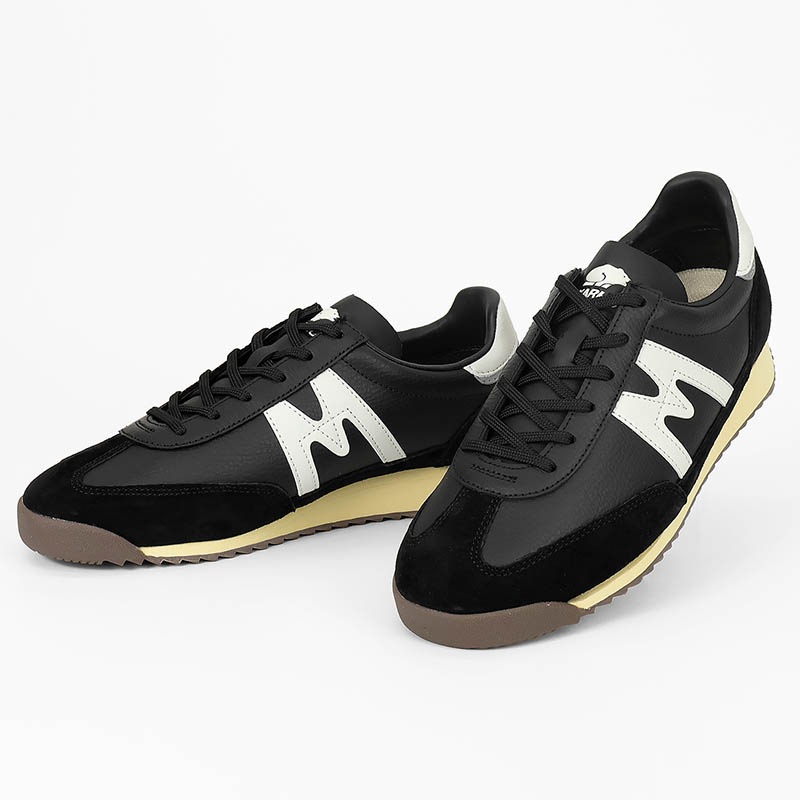 カルフ KARHU スニーカー メンズ レディース メスタリ MESTARI 76 靴 スエード エアクッション カジュアル スポーティー 軽量 ロゴ 2026年秋冬 新作 ジェットブラック KH805107 Jet Black/Blanc de Blanc | ブランド [正規取扱店]