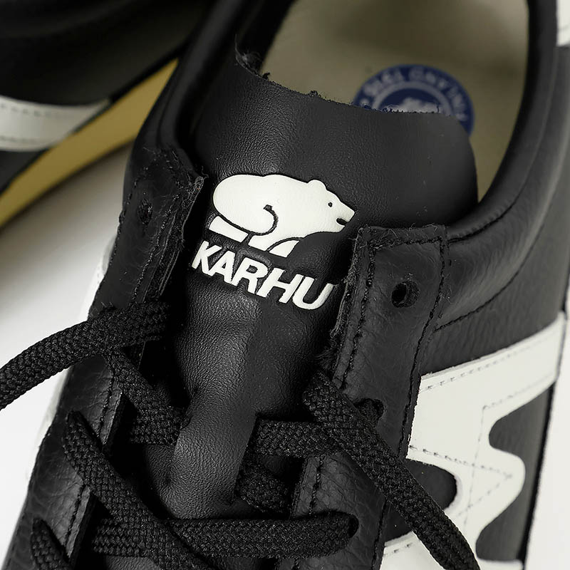 カルフ KARHU スニーカー メンズ レディース メスタリ MESTARI 76 靴 スエード エアクッション カジュアル スポーティー 軽量 ロゴ 2026年秋冬 新作 ジェットブラック KH805107 Jet Black/Blanc de Blanc | ブランド [正規取扱店]