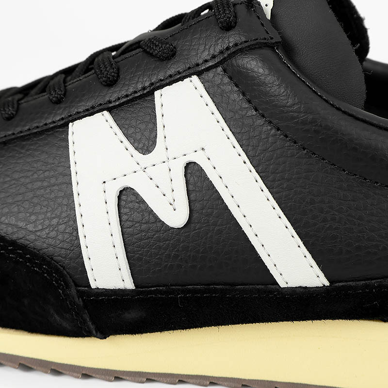 カルフ KARHU スニーカー メンズ レディース メスタリ MESTARI 76 靴 スエード エアクッション カジュアル スポーティー 軽量 ロゴ 2026年秋冬 新作 ジェットブラック KH805107 Jet Black/Blanc de Blanc | ブランド [正規取扱店]