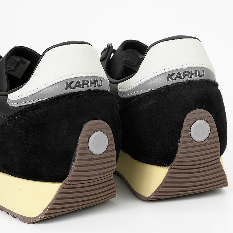 カルフ KARHU スニーカー メンズ レディース メスタリ MESTARI 76 靴 スエード エアクッション カジュアル スポーティー 軽量 ロゴ 2026年秋冬 新作 ジェットブラック KH805107 Jet Black/Blanc de Blanc | ブランド [正規取扱店]