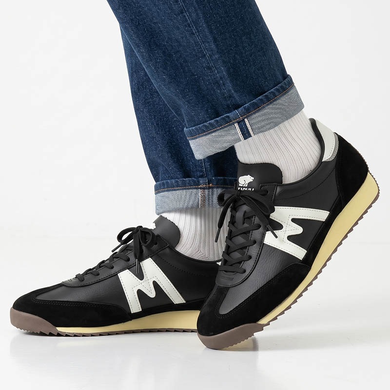 カルフ KARHU スニーカー メンズ レディース メスタリ MESTARI 76 靴 スエード エアクッション カジュアル スポーティー 軽量 ロゴ 2026年秋冬 新作 ジェットブラック KH805107 Jet Black/Blanc de Blanc | ブランド [正規取扱店]