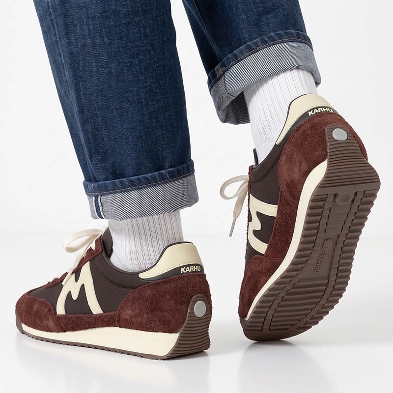 カルフ KARHU スニーカー メンズ レディース メスタリ MESTARI 76 靴 スエード エアクッション カジュアル スポーティー 軽量 ロゴ 2026年秋冬 新作 マロン KH805108 Marron/Cloud Cream | ブランド [正規取扱店]