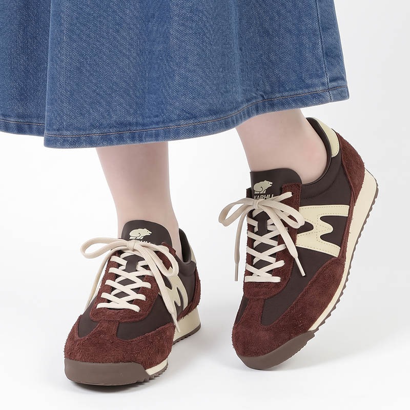カルフ KARHU スニーカー メンズ レディース メスタリ MESTARI 76 靴 スエード エアクッション カジュアル スポーティー 軽量 ロゴ 2026年秋冬 新作 マロン KH805108 Marron/Cloud Cream | ブランド [正規取扱店]