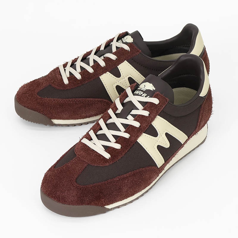 カルフ KARHU スニーカー メンズ レディース メスタリ MESTARI 76 靴 スエード エアクッション カジュアル スポーティー 軽量 ロゴ 2026年秋冬 新作 マロン KH805108 Marron/Cloud Cream | ブランド [正規取扱店]