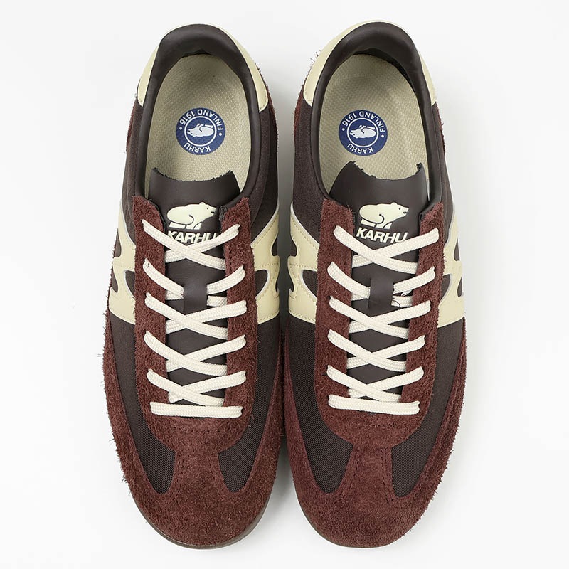 カルフ KARHU スニーカー メンズ レディース メスタリ MESTARI 76 靴 スエード エアクッション カジュアル スポーティー 軽量 ロゴ 2026年秋冬 新作 マロン KH805108 Marron/Cloud Cream | ブランド [正規取扱店]