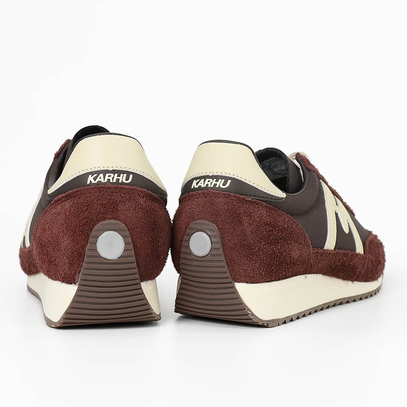 カルフ KARHU スニーカー メンズ レディース メスタリ MESTARI 76 靴 スエード エアクッション カジュアル スポーティー 軽量 ロゴ 2026年秋冬 新作 マロン KH805108 Marron/Cloud Cream | ブランド [正規取扱店]