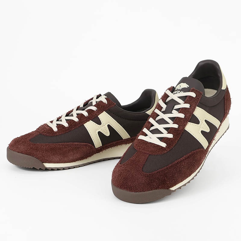 カルフ KARHU スニーカー メンズ レディース メスタリ MESTARI 76 靴 スエード エアクッション カジュアル スポーティー 軽量 ロゴ 2026年秋冬 新作 マロン KH805108 Marron/Cloud Cream | ブランド [正規取扱店]