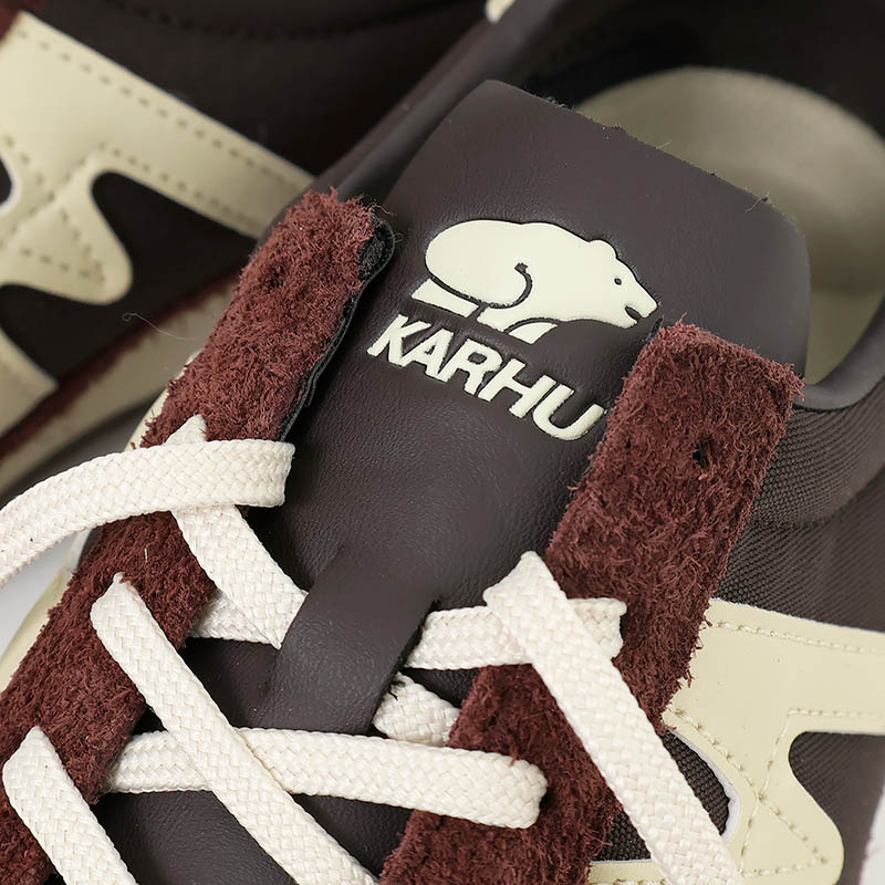 カルフ KARHU スニーカー メンズ レディース メスタリ MESTARI 76 靴 スエード エアクッション カジュアル スポーティー 軽量 ロゴ 2026年秋冬 新作 マロン KH805108 Marron/Cloud Cream | ブランド [正規取扱店]