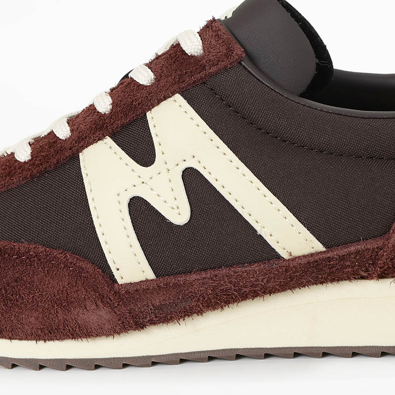 カルフ KARHU スニーカー メンズ レディース メスタリ MESTARI 76 靴 スエード エアクッション カジュアル スポーティー 軽量 ロゴ 2026年秋冬 新作 マロン KH805108 Marron/Cloud Cream | ブランド [正規取扱店]