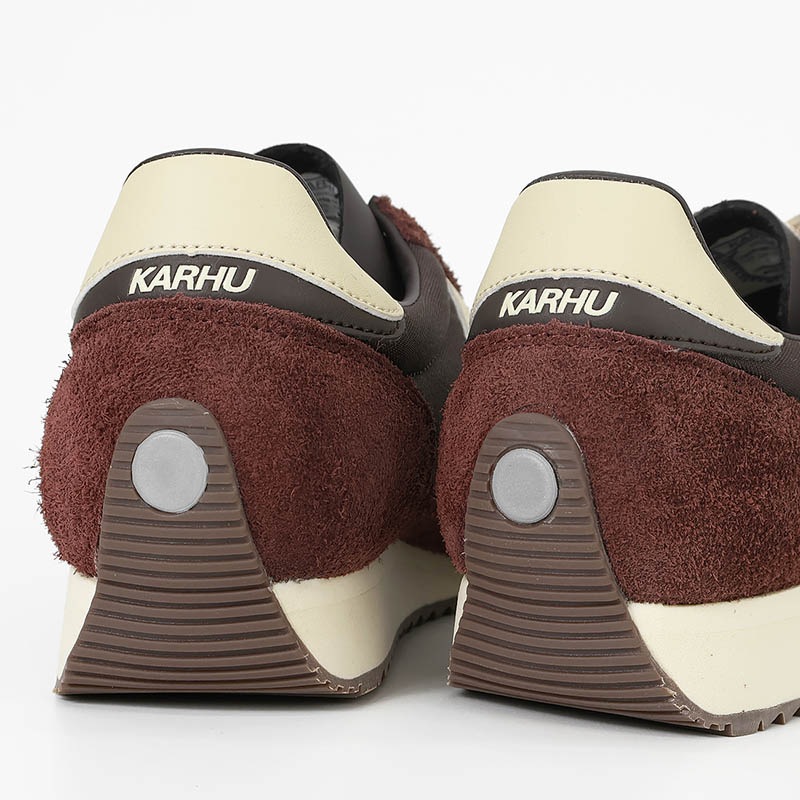 カルフ KARHU スニーカー メンズ レディース メスタリ MESTARI 76 靴 スエード エアクッション カジュアル スポーティー 軽量 ロゴ 2026年秋冬 新作 マロン KH805108 Marron/Cloud Cream | ブランド [正規取扱店]