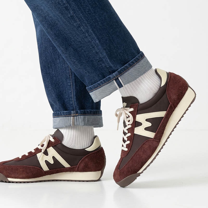 カルフ KARHU スニーカー メンズ レディース メスタリ MESTARI 76 靴 スエード エアクッション カジュアル スポーティー 軽量 ロゴ 2026年秋冬 新作 マロン KH805108 Marron/Cloud Cream | ブランド [正規取扱店]