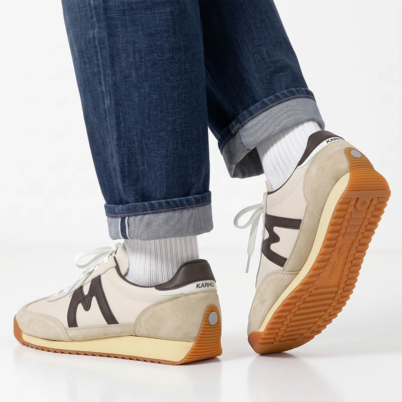 カルフ KARHU スニーカー メンズ レディース メスタリ MESTARI 76 靴 スエード エアクッション カジュアル スポーティー 軽量 ロゴ 2026年秋冬 新作 グラベル KH805109 Gravel/Chocolate Torte | ブランド [正規取扱店]