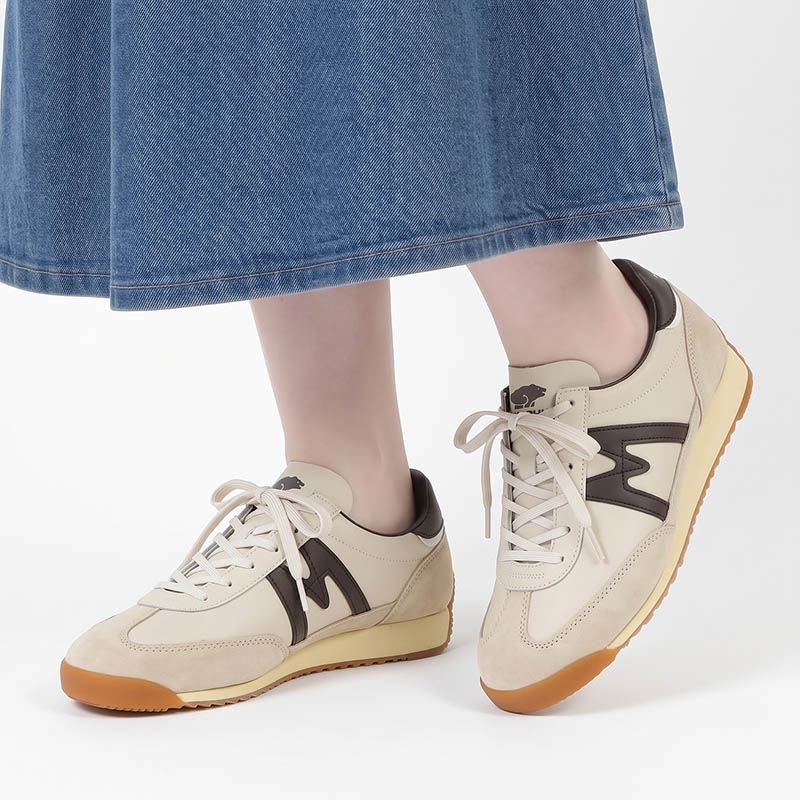 カルフ KARHU スニーカー メンズ レディース メスタリ MESTARI 76 靴 スエード エアクッション カジュアル スポーティー 軽量 ロゴ 2026年秋冬 新作 グラベル KH805109 Gravel/Chocolate Torte | ブランド [正規取扱店]