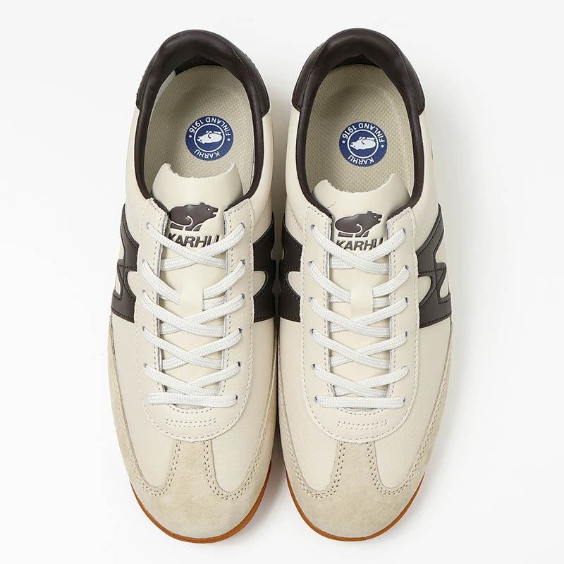 カルフ KARHU スニーカー メンズ レディース メスタリ MESTARI 76 靴 スエード エアクッション カジュアル スポーティー 軽量 ロゴ 2026年秋冬 新作 グラベル KH805109 Gravel/Chocolate Torte | ブランド [正規取扱店]