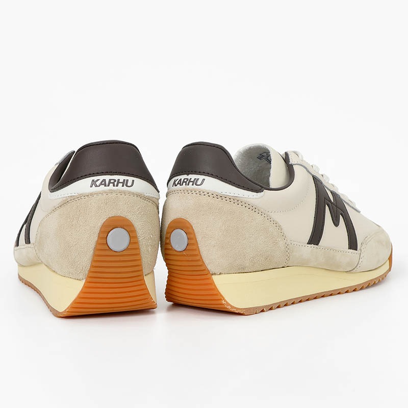 カルフ KARHU スニーカー メンズ レディース メスタリ MESTARI 76 靴 スエード エアクッション カジュアル スポーティー 軽量 ロゴ 2026年秋冬 新作 グラベル KH805109 Gravel/Chocolate Torte | ブランド [正規取扱店]