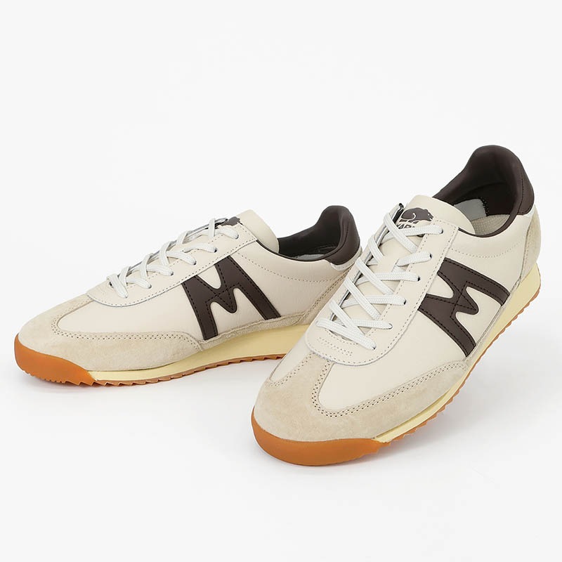 カルフ KARHU スニーカー メンズ レディース メスタリ MESTARI 76 靴 スエード エアクッション カジュアル スポーティー 軽量 ロゴ 2026年秋冬 新作 グラベル KH805109 Gravel/Chocolate Torte | ブランド [正規取扱店]