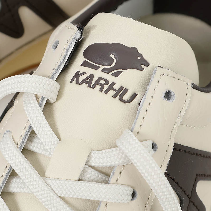 カルフ KARHU スニーカー メンズ レディース メスタリ MESTARI 76 靴 スエード エアクッション カジュアル スポーティー 軽量 ロゴ 2026年秋冬 新作 グラベル KH805109 Gravel/Chocolate Torte | ブランド [正規取扱店]