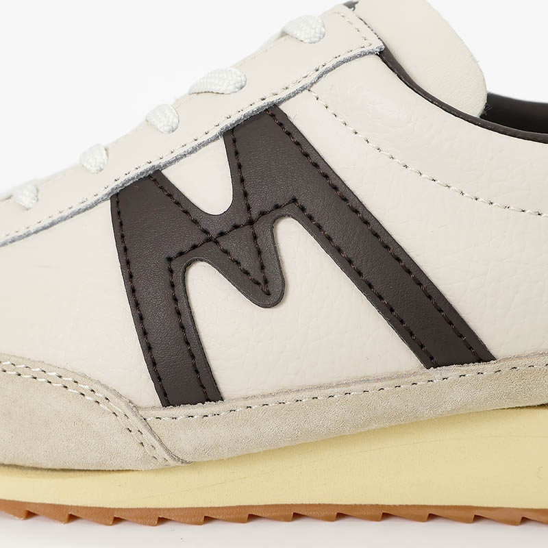 カルフ KARHU スニーカー メンズ レディース メスタリ MESTARI 76 靴 スエード エアクッション カジュアル スポーティー 軽量 ロゴ 2026年秋冬 新作 グラベル KH805109 Gravel/Chocolate Torte | ブランド [正規取扱店]