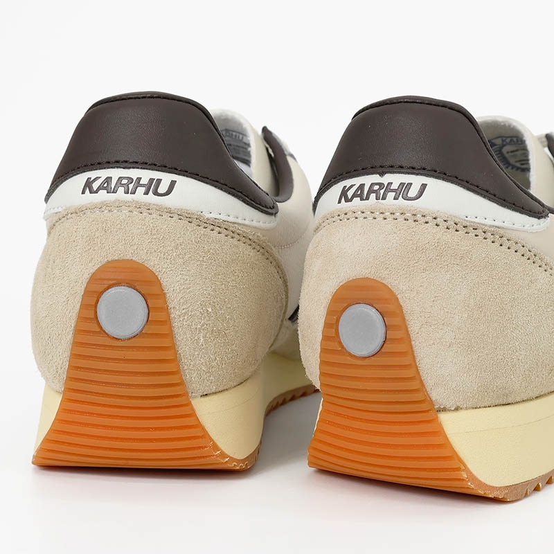 カルフ KARHU スニーカー メンズ レディース メスタリ MESTARI 76 靴 スエード エアクッション カジュアル スポーティー 軽量 ロゴ 2026年秋冬 新作 グラベル KH805109 Gravel/Chocolate Torte | ブランド [正規取扱店]