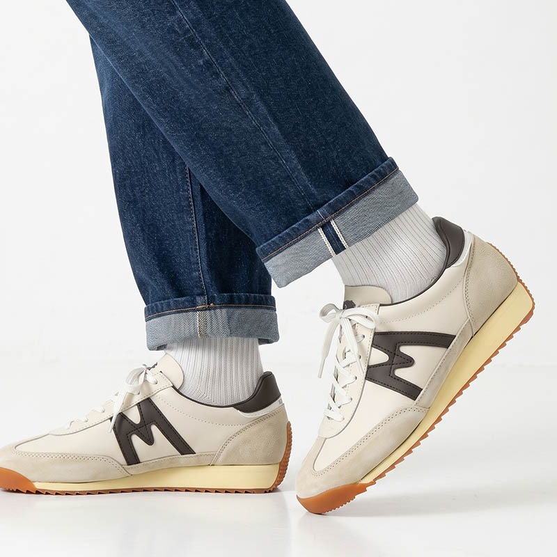 カルフ KARHU スニーカー メンズ レディース メスタリ MESTARI 76 靴 スエード エアクッション カジュアル スポーティー 軽量 ロゴ 2026年秋冬 新作 グラベル KH805109 Gravel/Chocolate Torte | ブランド [正規取扱店]