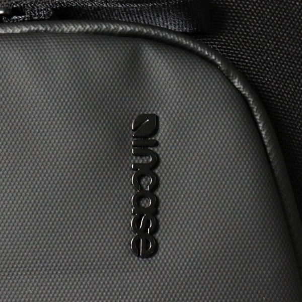 インケース Incase ショルダーバッグ A.R.C.Crossbody Bag エーアールシー クロスボディバッグ 縦型 ショルダー メンズ レディース 斜め掛け 4L ブラック INCO400719‐BLK / 137243053003 | ブランド [正規取扱店]