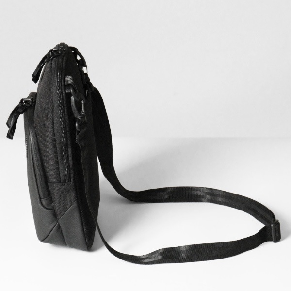 インケース Incase ショルダーバッグ A.R.C.Crossbody Bag エーアールシー クロスボディバッグ 縦型 ショルダー メンズ レディース 斜め掛け 4L ブラック INCO400719‐BLK / 137243053003 | ブランド [正規取扱店]