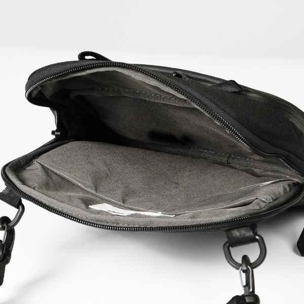 インケース Incase ショルダーバッグ A.R.C.Crossbody Bag エーアールシー クロスボディバッグ 縦型 ショルダー メンズ レディース 斜め掛け 4L ブラック INCO400719‐BLK / 137243053003 | ブランド [正規取扱店]