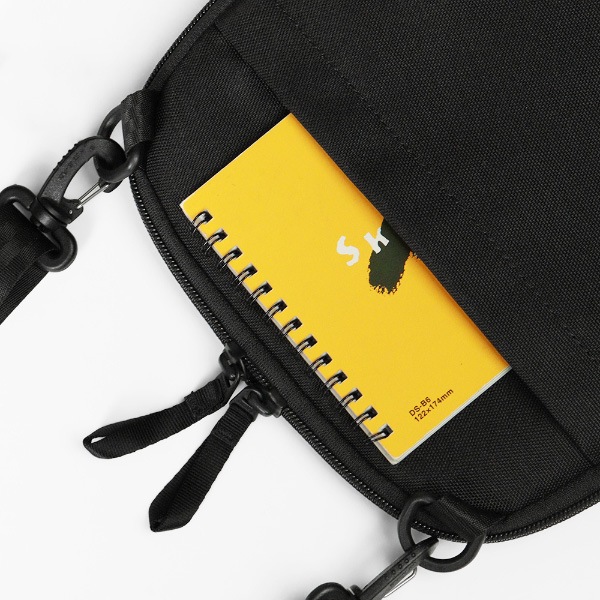 インケース Incase ショルダーバッグ A.R.C.Crossbody Bag エーアールシー クロスボディバッグ 縦型 ショルダー メンズ レディース 斜め掛け 4L ブラック INCO400719‐BLK / 137243053003 | ブランド [正規取扱店]