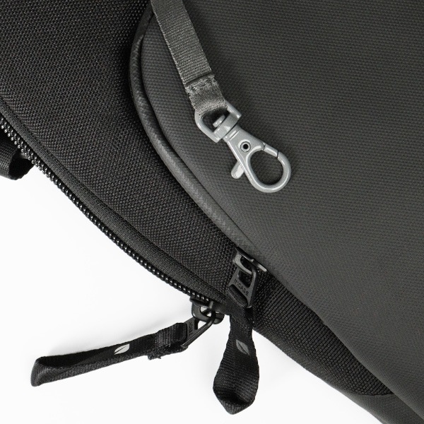 インケース Incase ショルダーバッグ A.R.C.Crossbody Bag エーアールシー クロスボディバッグ 縦型 ショルダー メンズ レディース 斜め掛け 4L ブラック INCO400719‐BLK / 137243053003 | ブランド [正規取扱店]