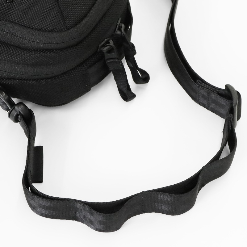 インケース Incase ショルダーバッグ Tracks Small Shoulder Pouch トラックス スモール ショルダー ポーチ メンズ レディース 斜め掛け 2L ブラック INCO250011-BLK / 137253053001 | ブランド [正規取扱店]