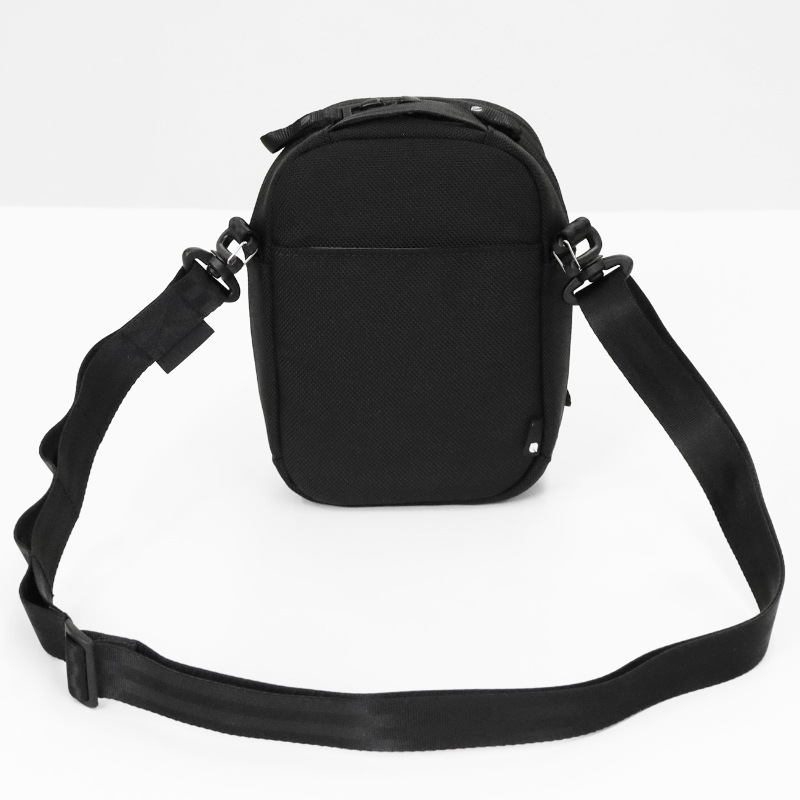 インケース Incase ショルダーバッグ Tracks Small Shoulder Pouch トラックス スモール ショルダー ポーチ メンズ レディース 斜め掛け 2L ブラック INCO250011-BLK / 137253053001 | ブランド [正規取扱店]