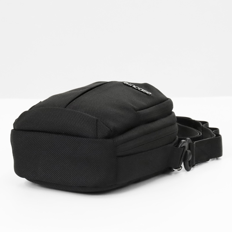 インケース Incase ショルダーバッグ Tracks Small Shoulder Pouch トラックス スモール ショルダー ポーチ メンズ レディース 斜め掛け 2L ブラック INCO250011-BLK / 137253053001 | ブランド [正規取扱店]